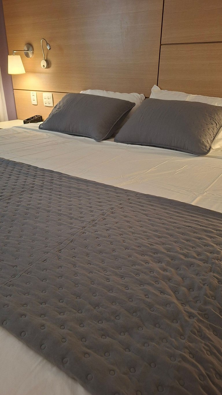 Flat com cama king a 50m da praia de Santos