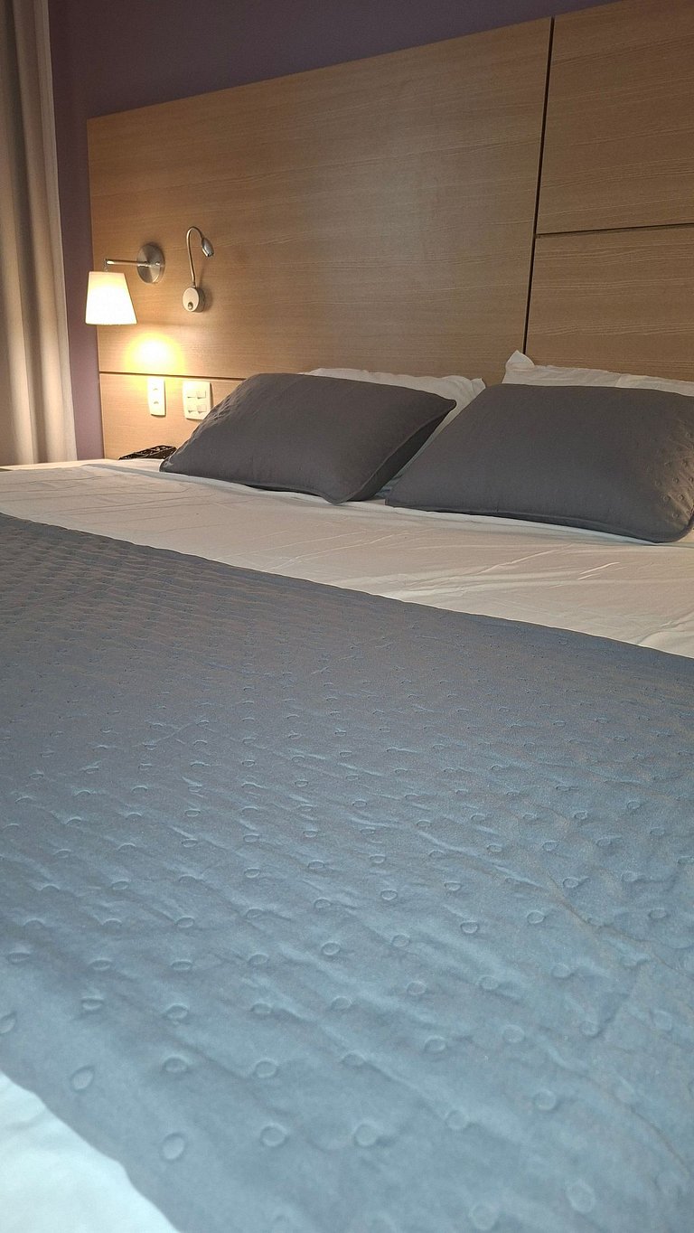 Studio com cama king a 50 metros da praia