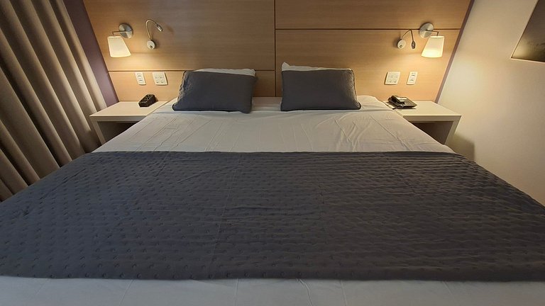 Studio com cama king a 50 metros da praia