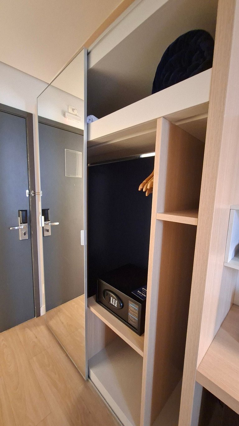 Flat com cama king a 50m da praia de Santos