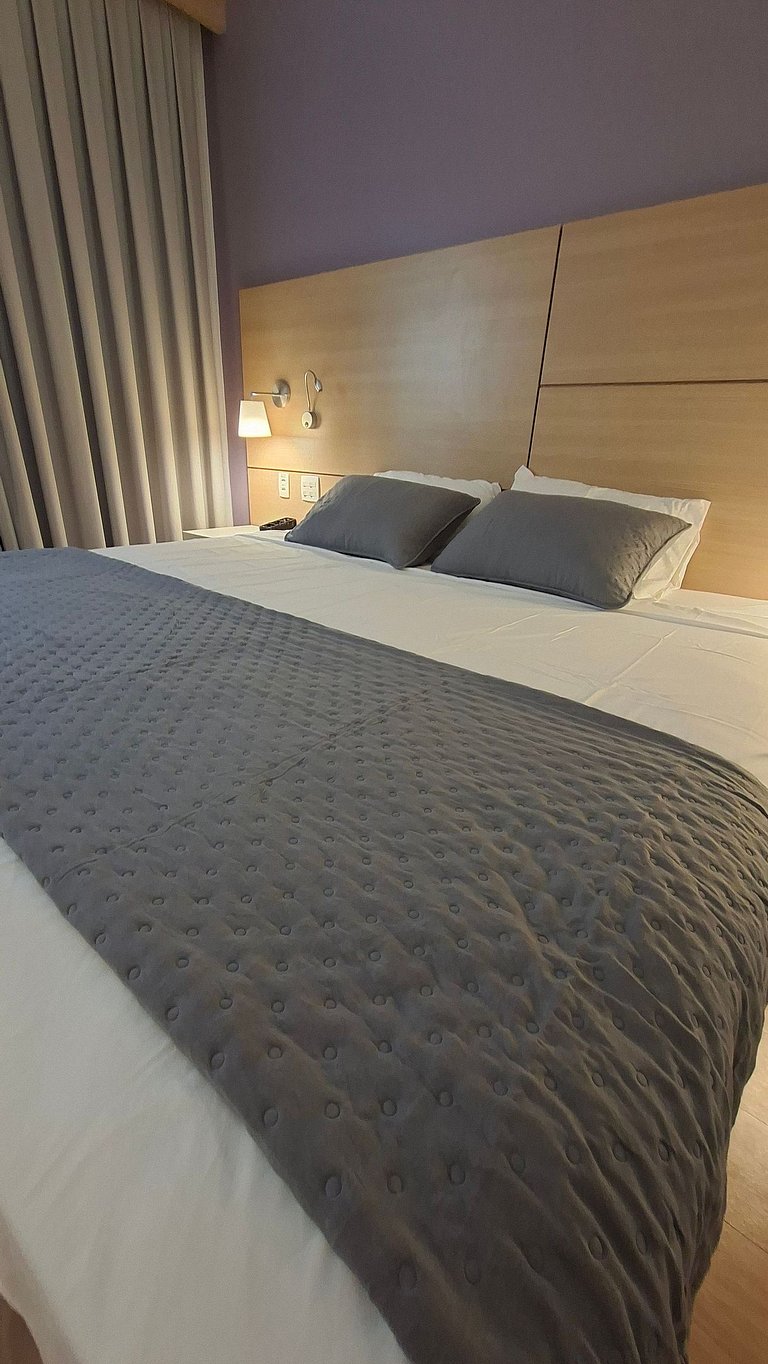 Flat com cama king a 50m da praia de Santos