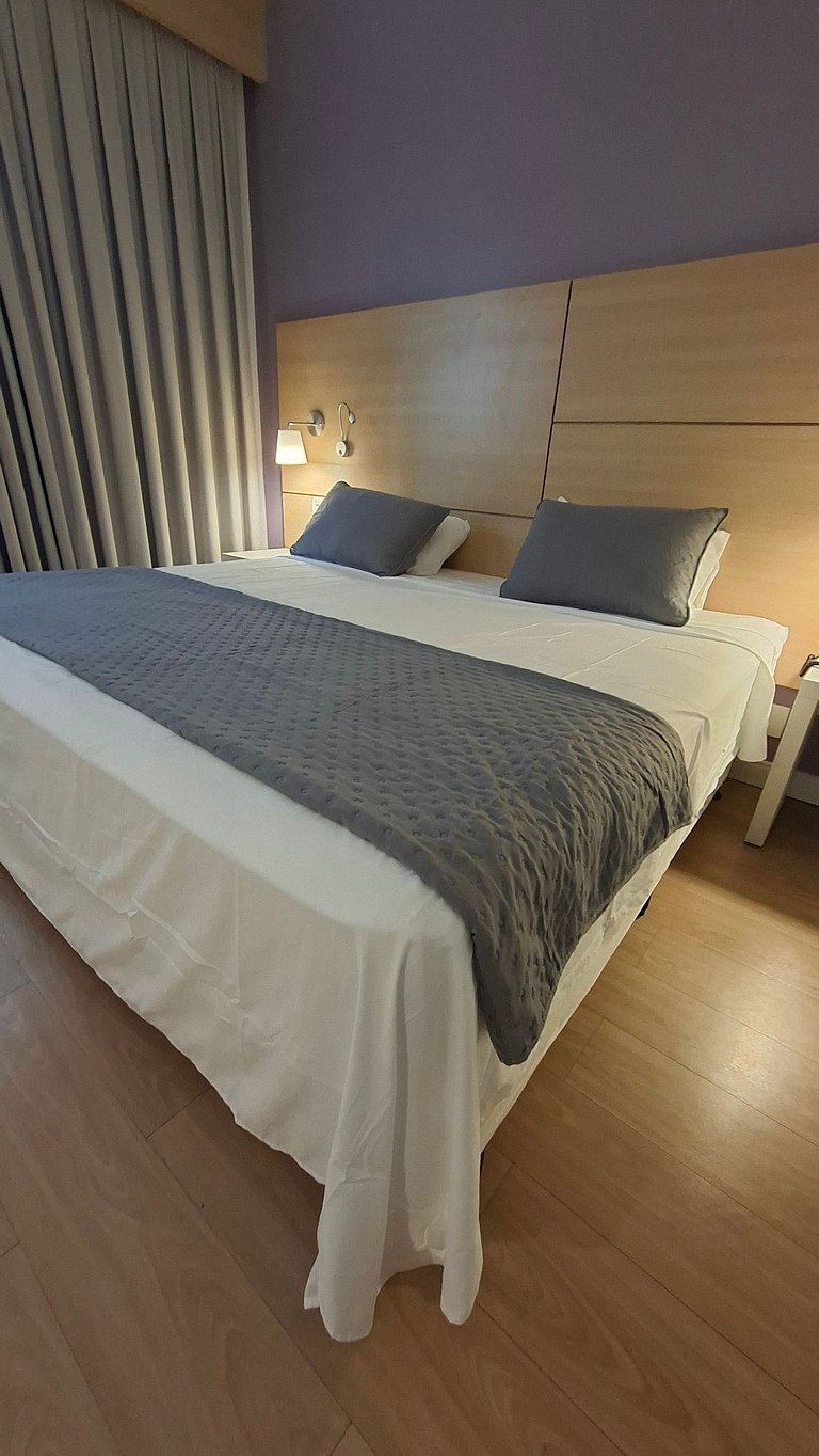 Studio com cama king a 50 metros da praia