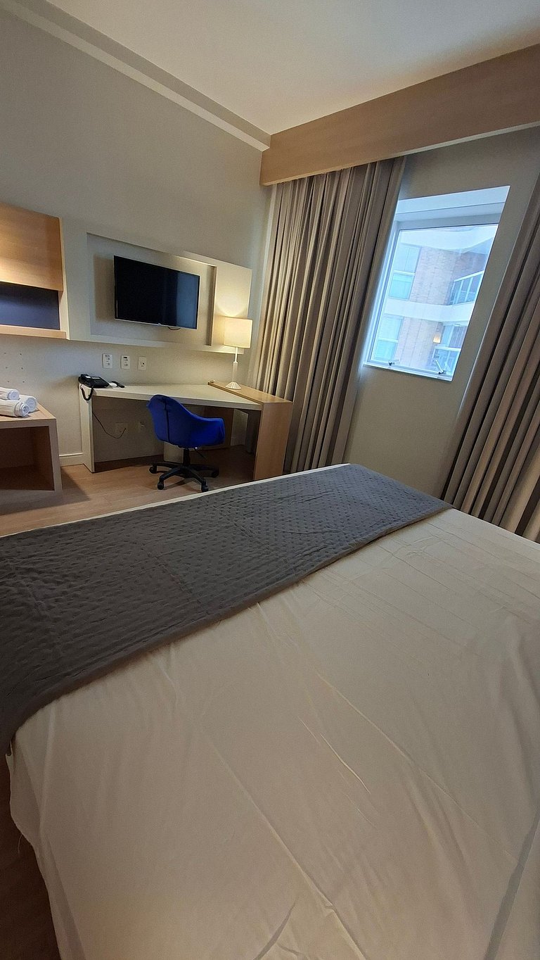 Studio com cama king a 50 metros da praia