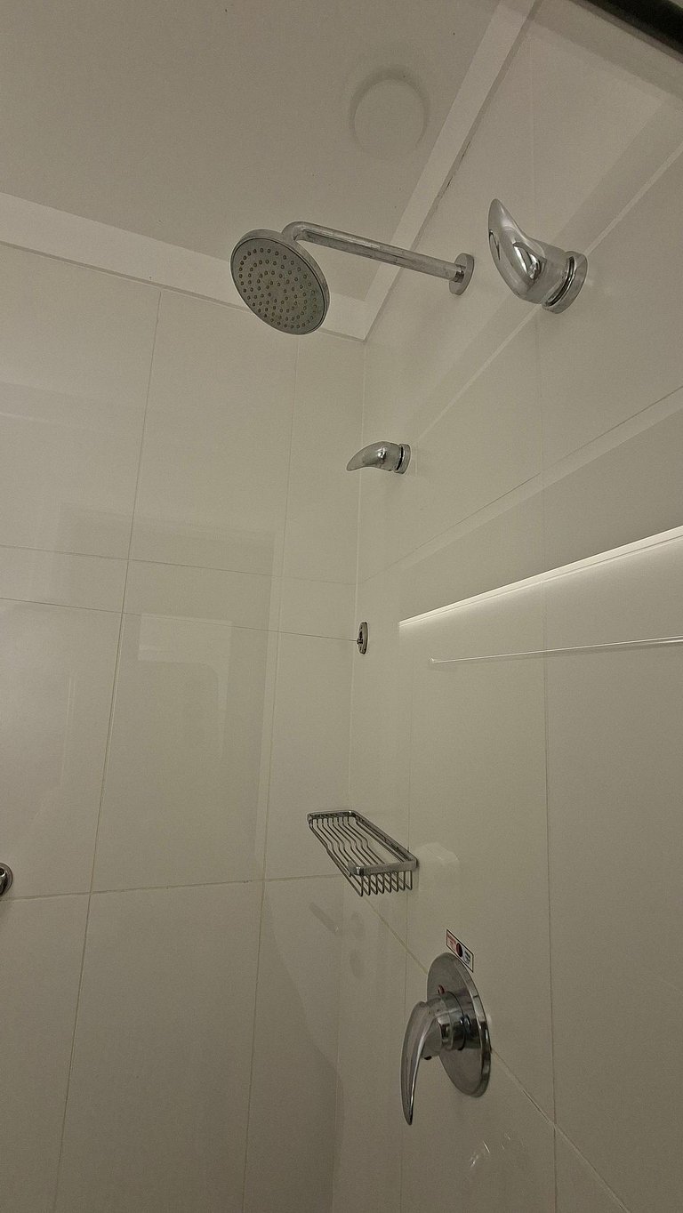 Studio com cama king a 50 metros da praia