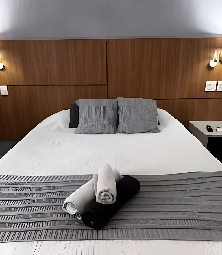 Flat na quadra da praia com cama queen!