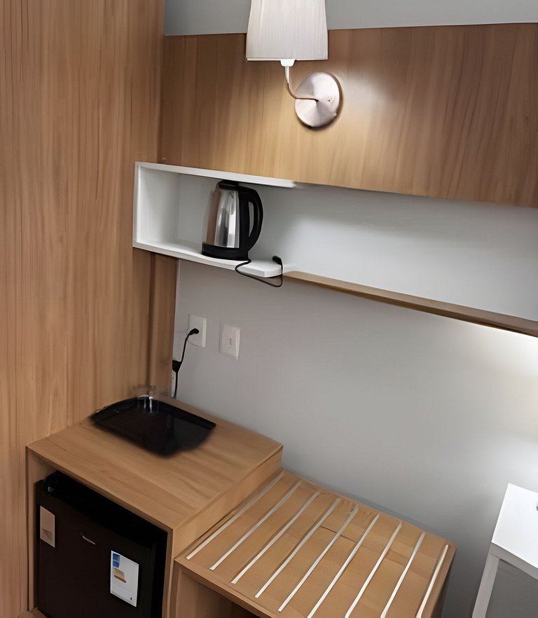 Flat na quadra da praia com cama queen!