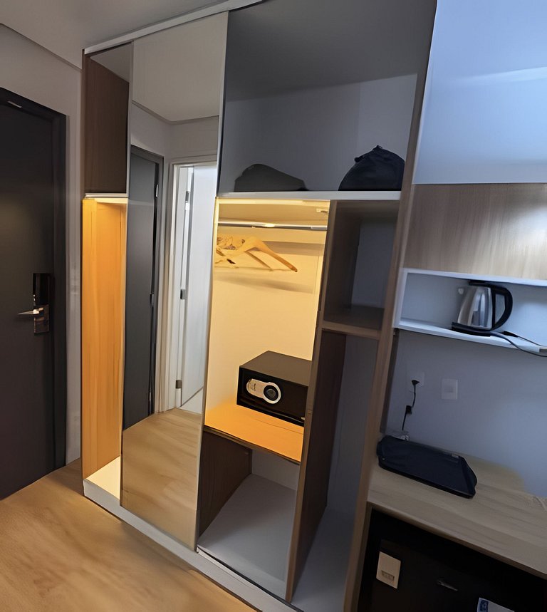 Flat na quadra da praia com cama queen!