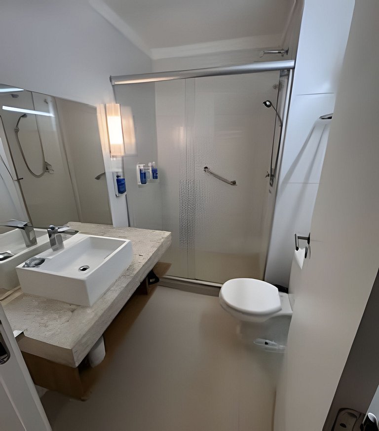 Flat na quadra da praia com cama queen!