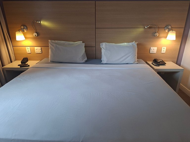 Flat na quadra da praia com cama king!