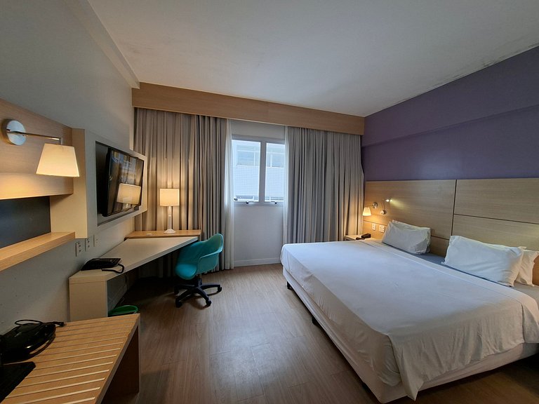 Flat na quadra da praia com cama king!