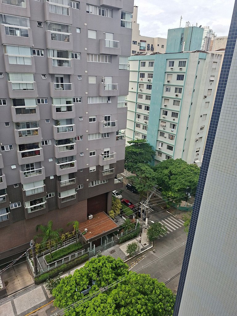 Flat na quadra da praia com cama king!