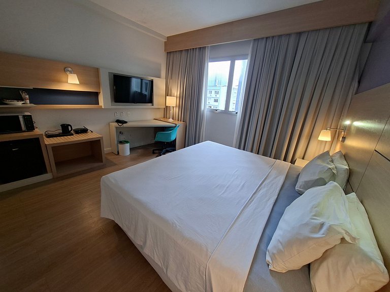 Flat na quadra da praia com cama king!