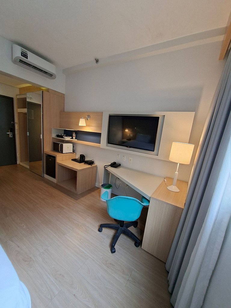 Flat na quadra da praia com cama king!