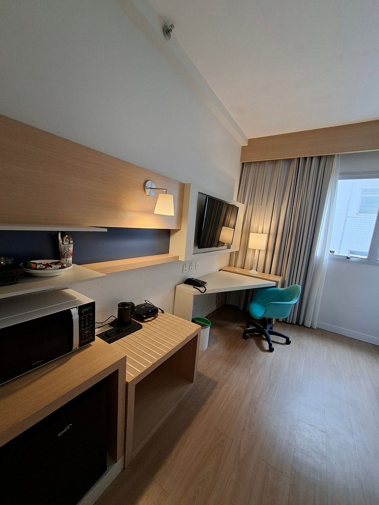 Flat na quadra da praia com cama king!