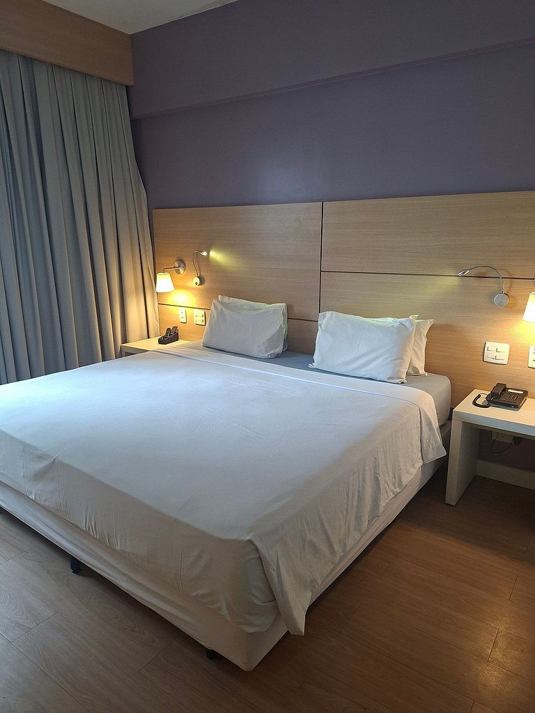 Flat na quadra da praia com cama king!