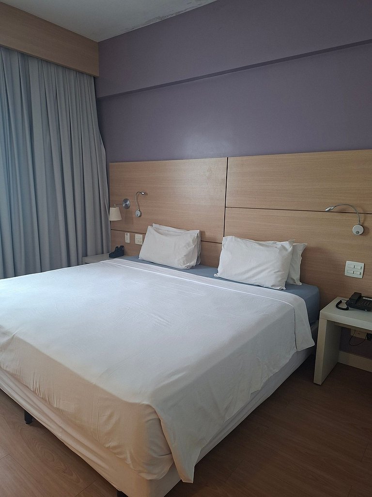 Flat na quadra da praia com cama king!