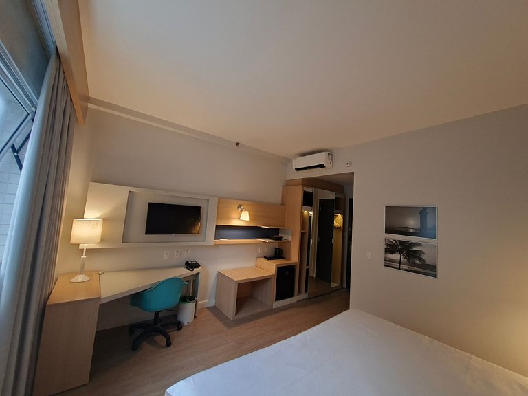 Studio com cama King na quadra da praia