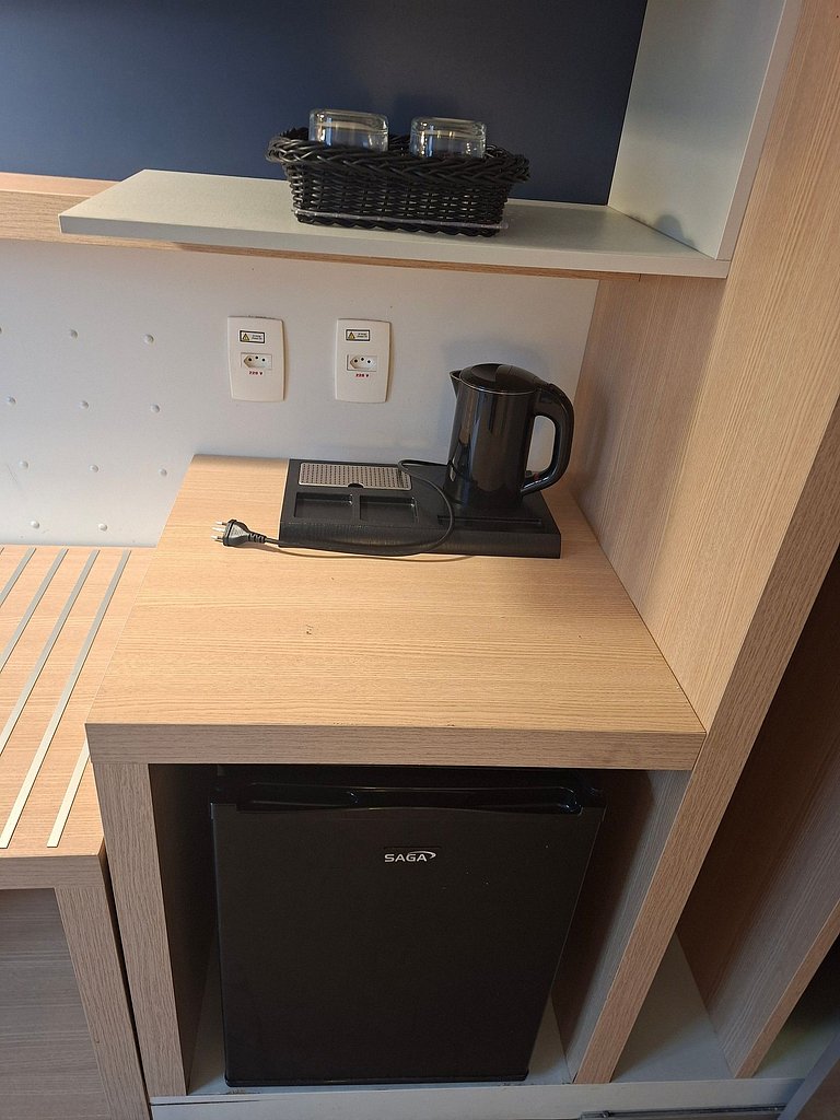 Studio com cama King na quadra da praia