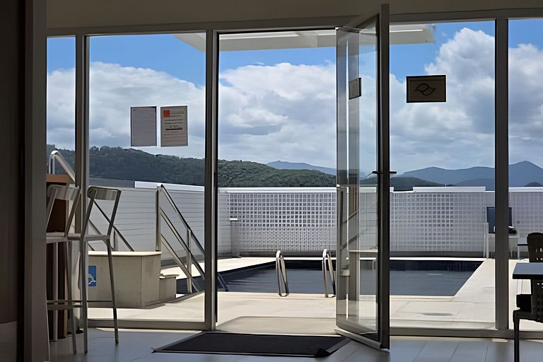 Flat com varanda e vista mar em Santos