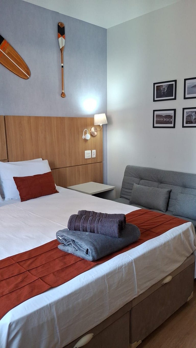 Flat na quadra da praia com cama queen!