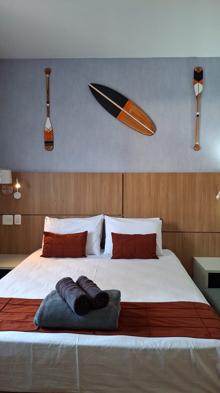 Flat na quadra da praia com cama queen!