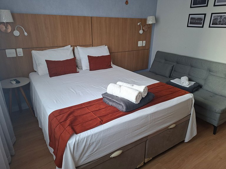 Flat na quadra da praia com cama queen!