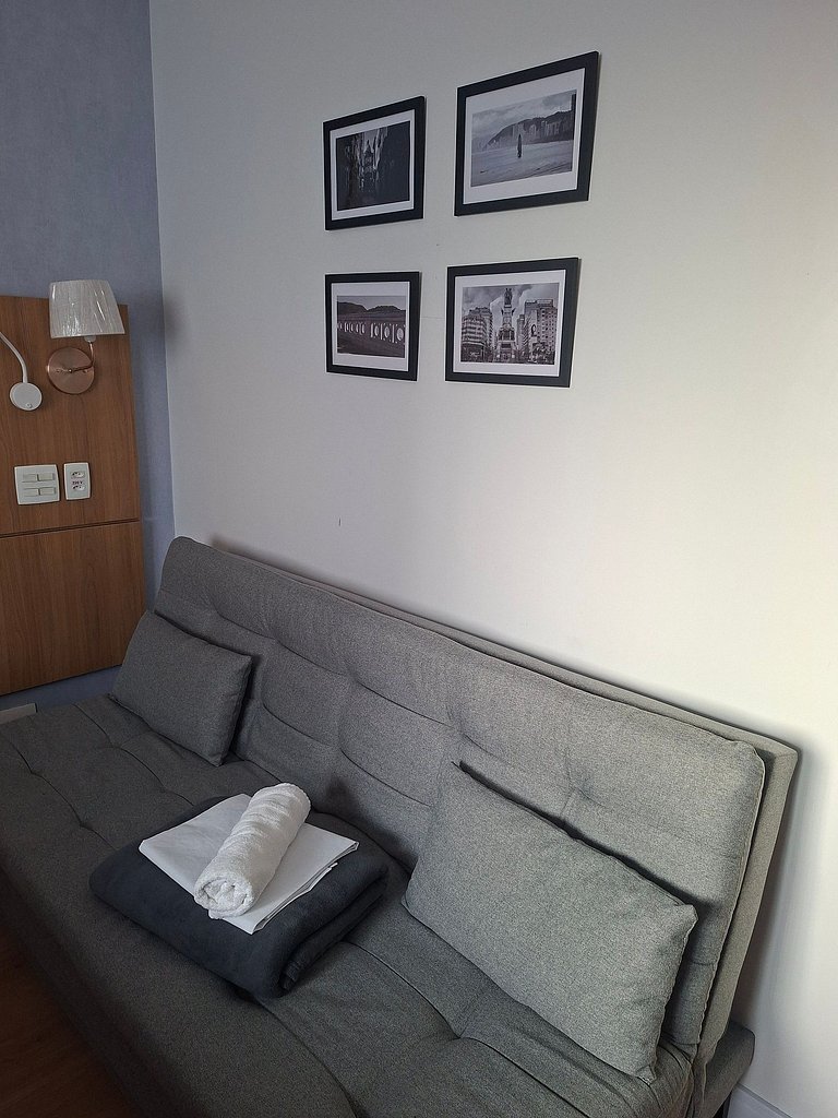 Flat na quadra da praia com cama queen!