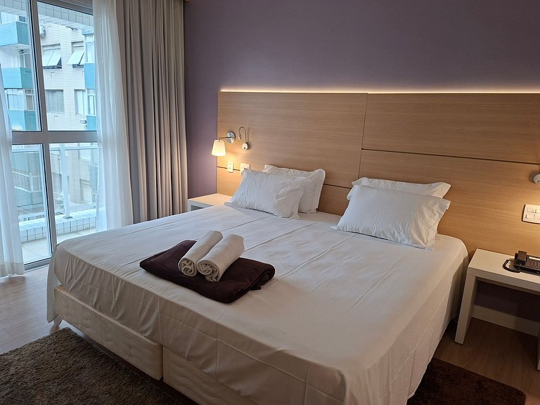 Flat com varanda, cama king e vista mar