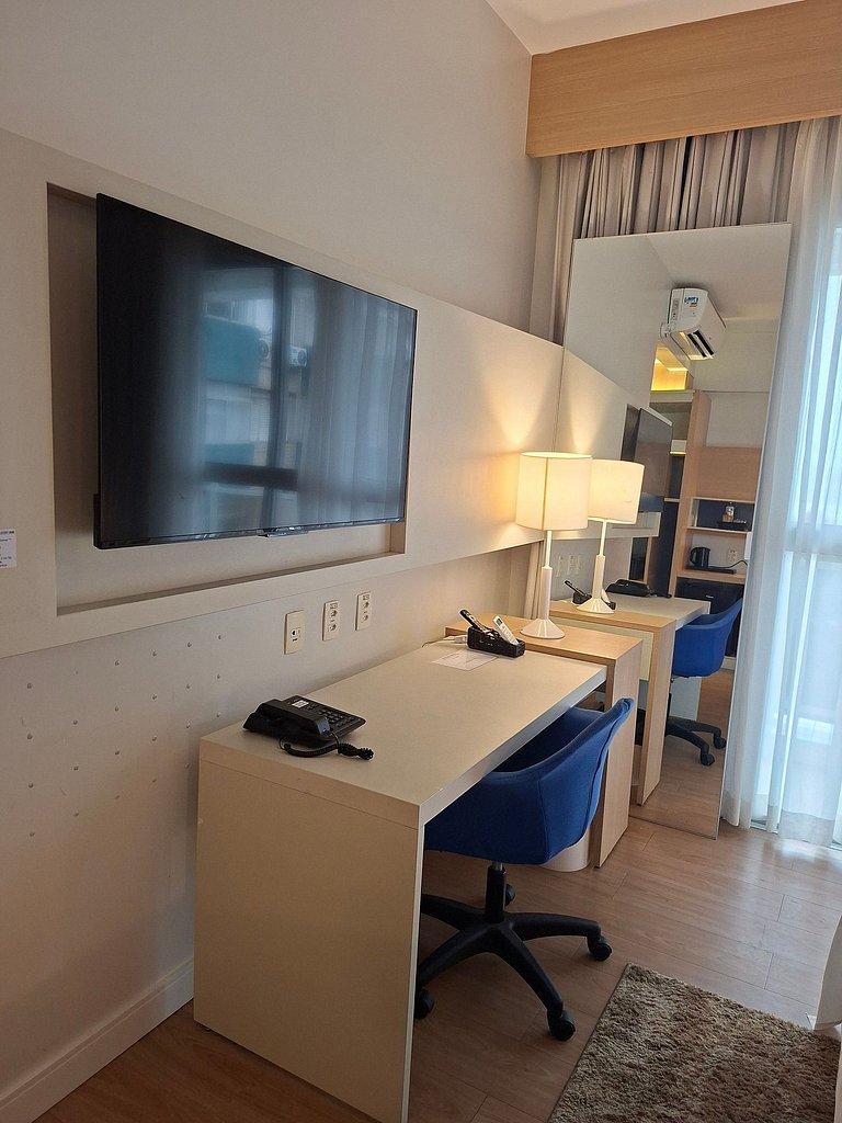 Flat com varanda, cama king e vista mar