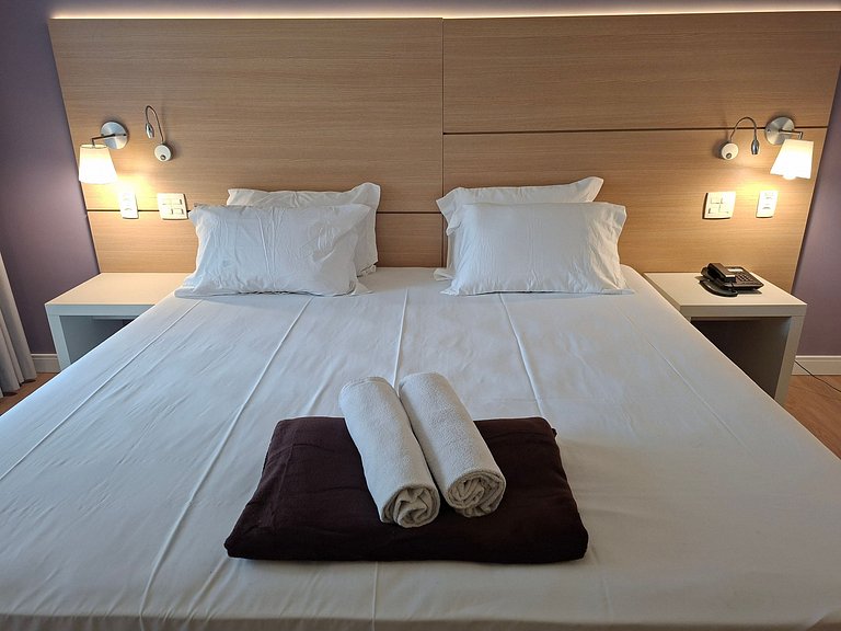 Flat com varanda, cama king e vista mar