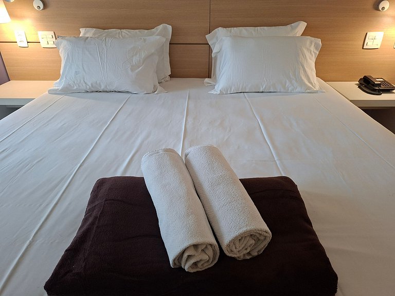 Flat com varanda, cama king e vista mar