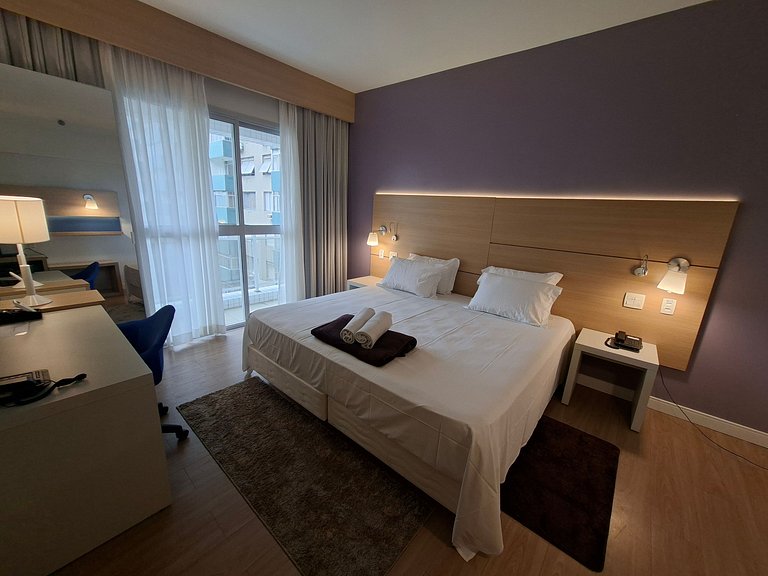 Flat com varanda, cama king e vista mar