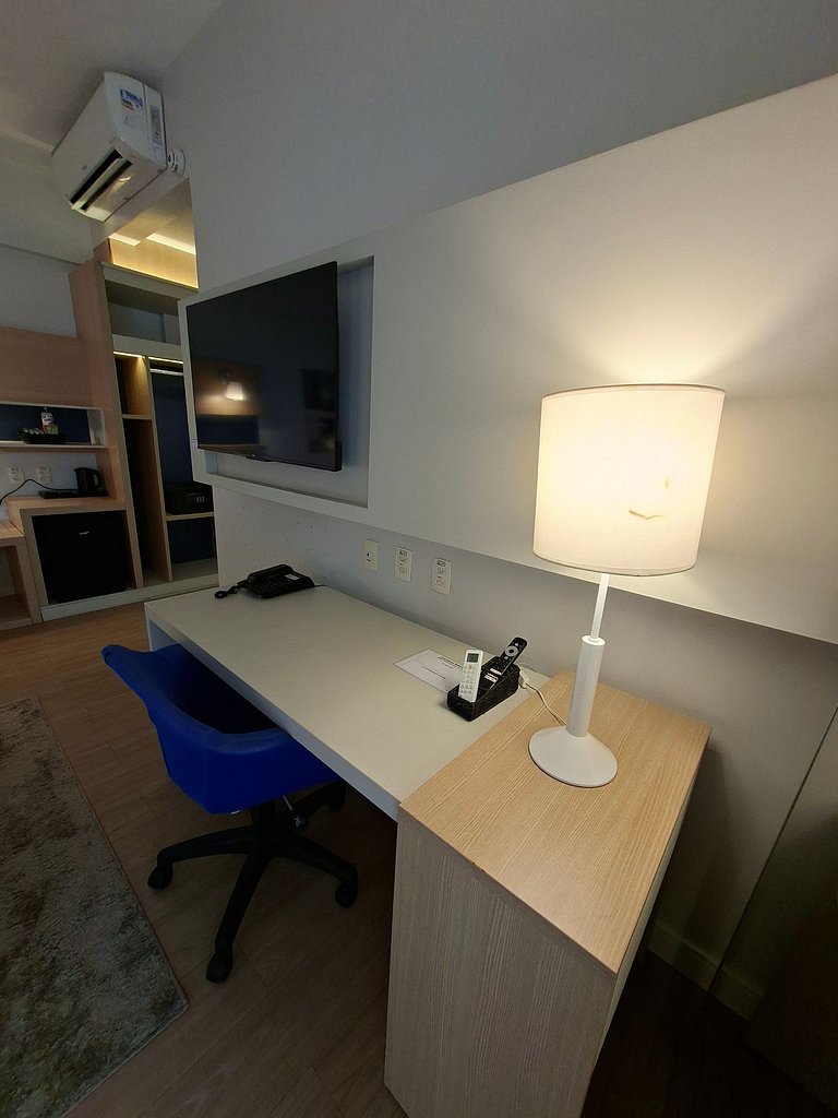 Flat com varanda, cama king e vista mar