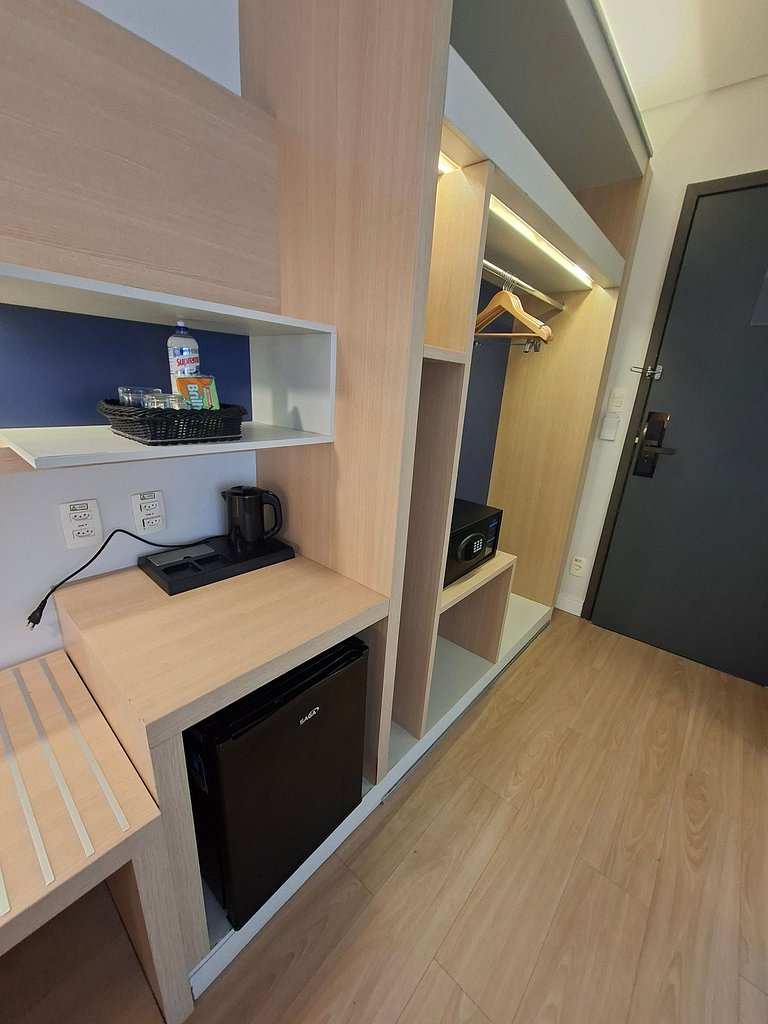 Flat com varanda, cama king e vista mar