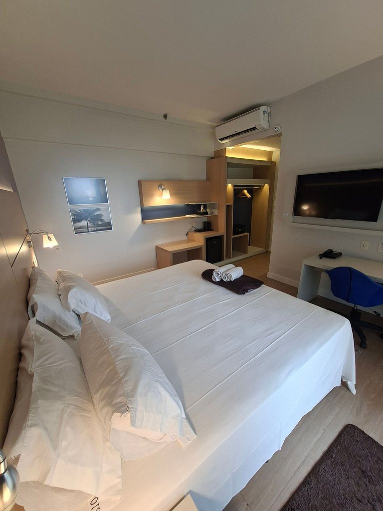 Flat com varanda, cama king e vista mar