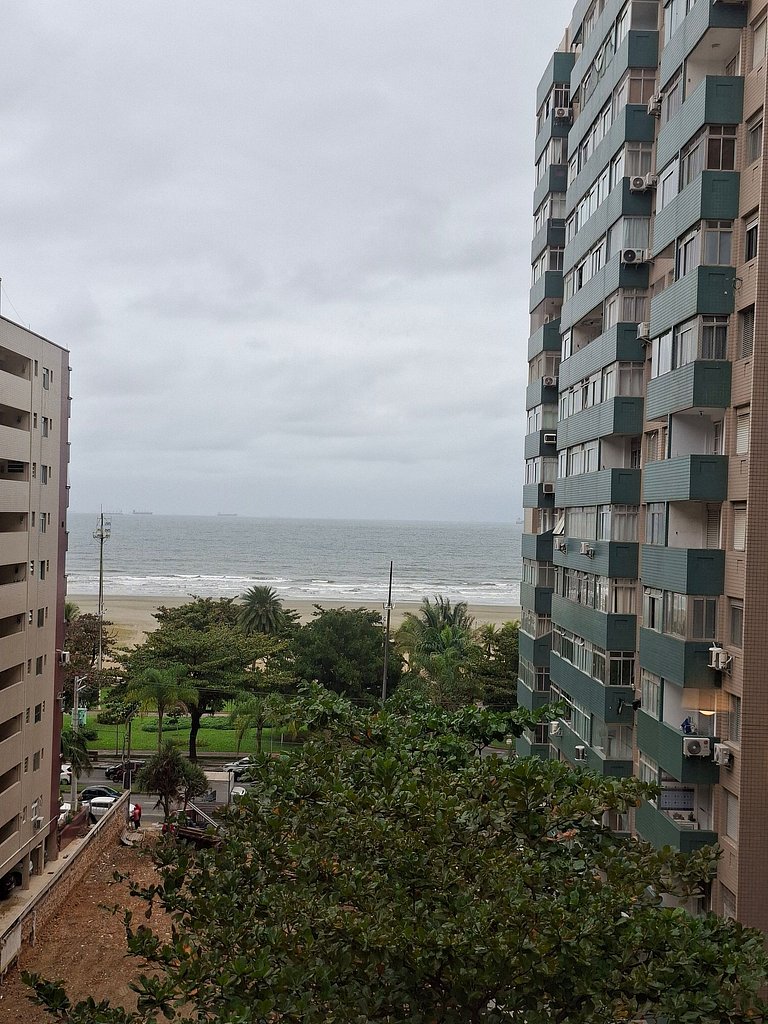 Flat com varanda, cama king e vista mar