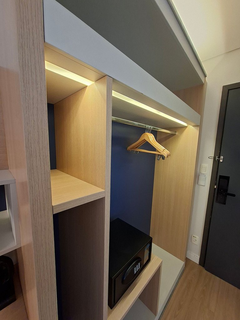 Flat com varanda, cama king e vista mar
