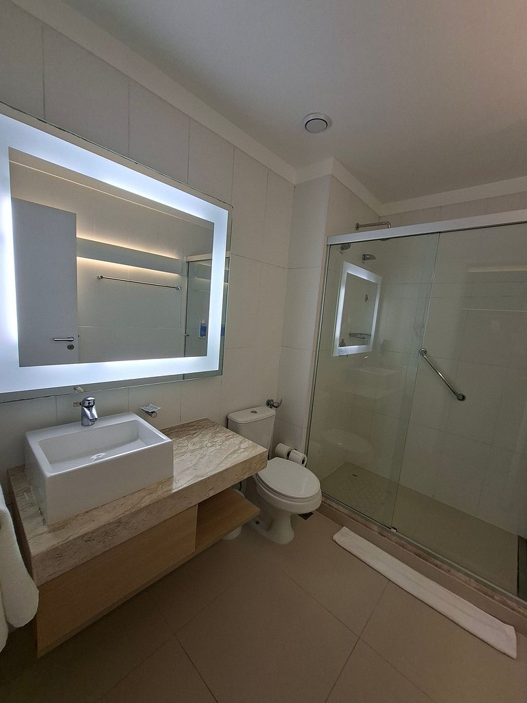 Flat com varanda, cama king e vista mar