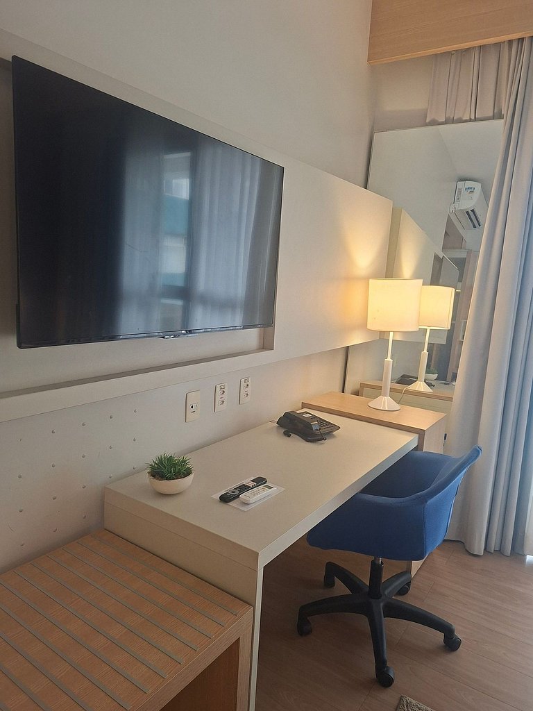 Flat com varanda, cama king e vista mar