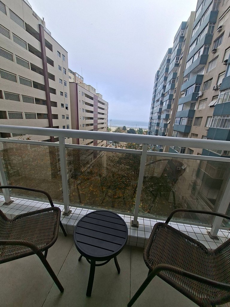 Flat com varanda, cama king e vista mar