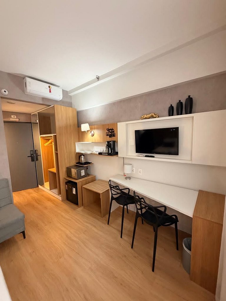 Flat na quadra da praia com cama queen!