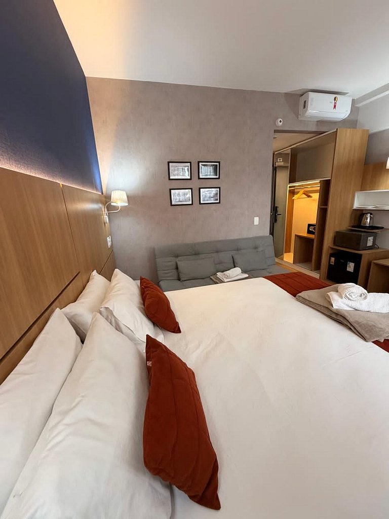 Flat na quadra da praia com cama queen!