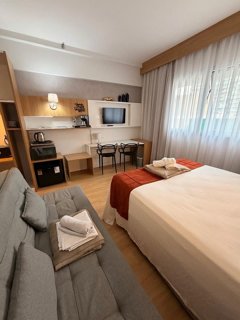 Flat na quadra da praia com cama queen!