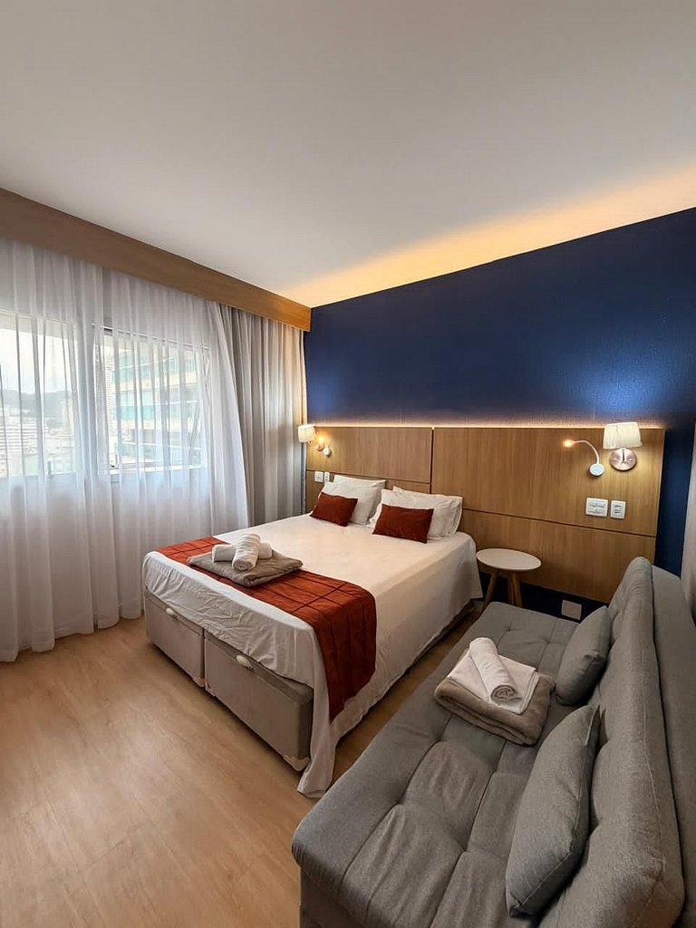 Flat na quadra da praia com cama queen!