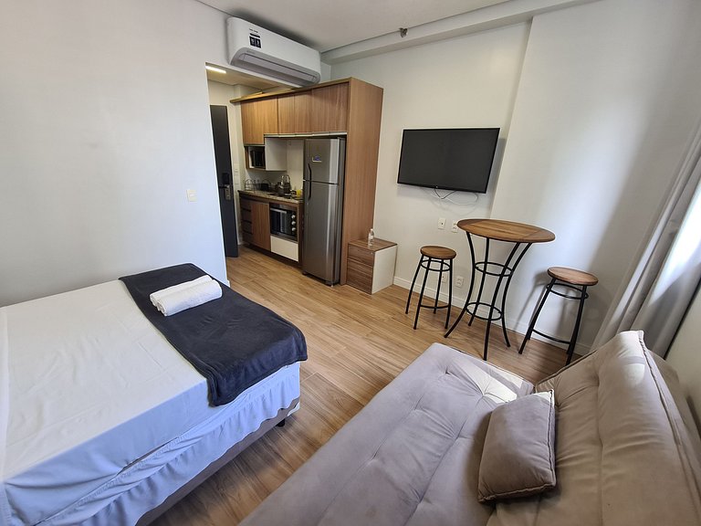 Flat cozinha/cama de casal/sofá-cama e vista mar