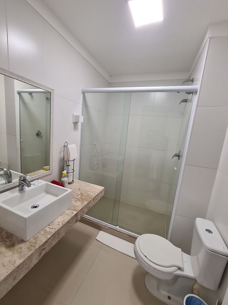 Flat cozinha/cama de casal/sofá-cama e vista mar